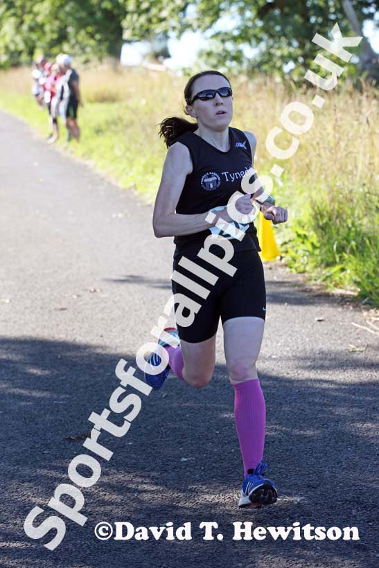Joanne Lee (Tynedale) winning the womens 5k Run Northumberland Matfen. Photo: David T. Hewitson/Sports for All Pics